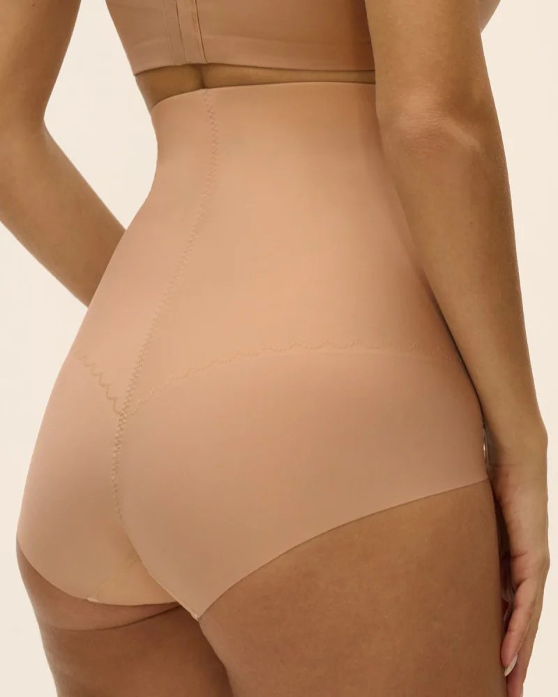 Wacoal – majtki modelujące z wysokim stanem Flawless – cieliste