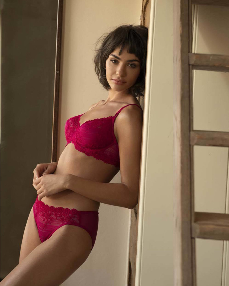 Wacoal Embrace Lace Underwire koronkowy biustonosz z fiszbinami - czerwony